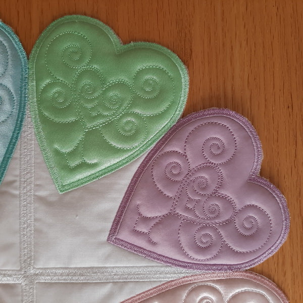 EWC232 Applique Heart Table Topper