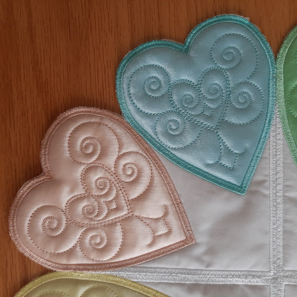 EWC232 Applique Heart Table Topper