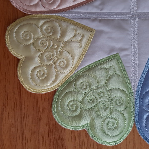 EWC232 Applique Heart Table Topper