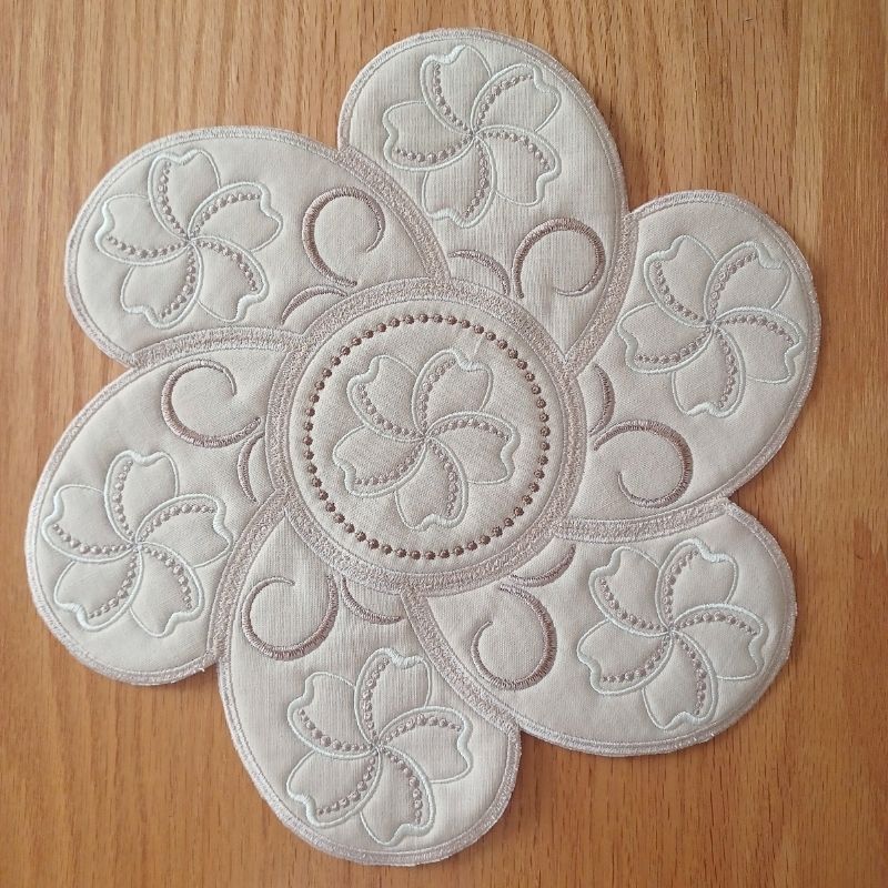 EWC257 Floral Table Topper