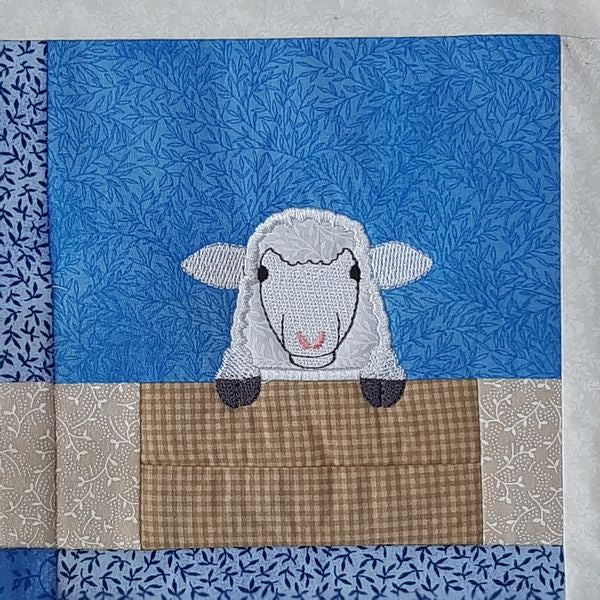 EWV182 Peeky Farm Animals Mini Quilt