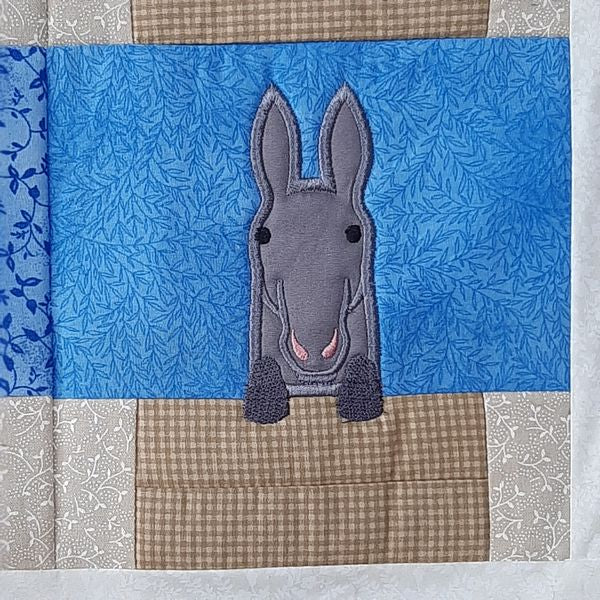 EWV182 Peeky Farm Animals Mini Quilt