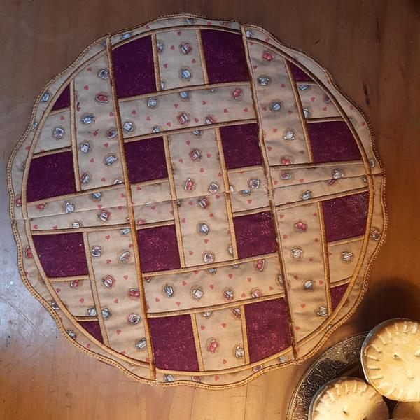 EWV219 - Pie Rug Table Topper