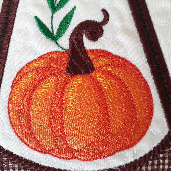 EWV248 Pumpkin Love Table Topper