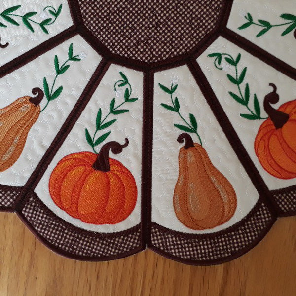 EWV248 Pumpkin Love Table Topper