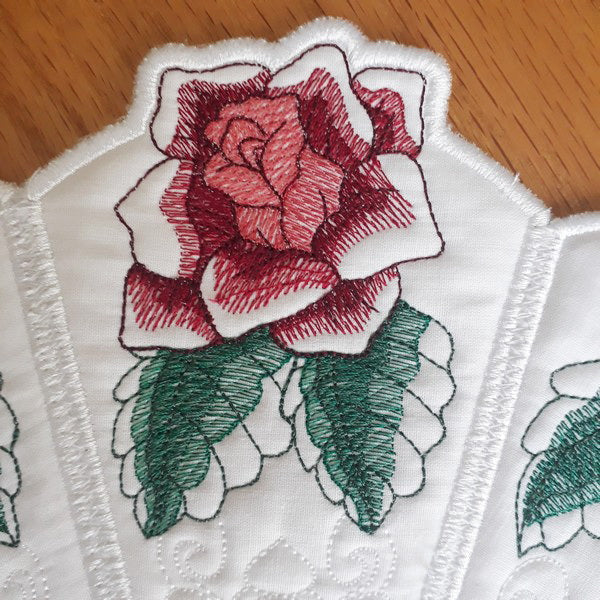 EWV259  Roses Table Topper