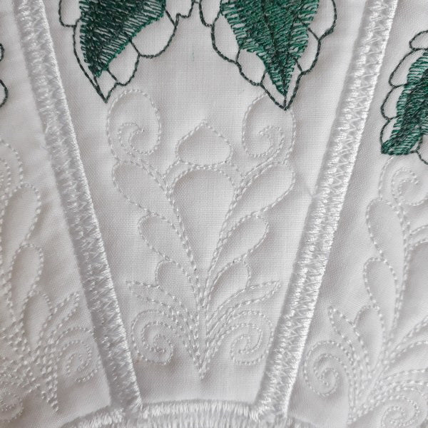 EWV259  Roses Table Topper