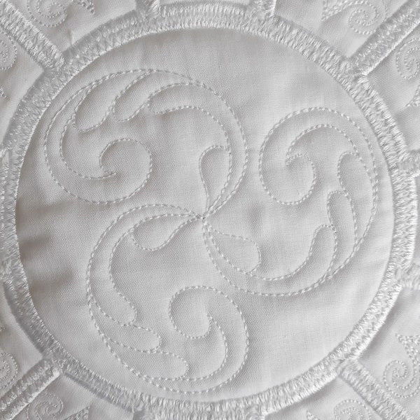 EWV259  Roses Table Topper