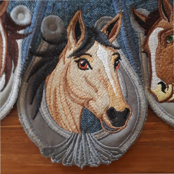 EWV287 Horse Love Table Topper