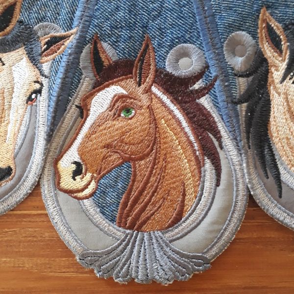 EWV287 Horse Love Table Topper