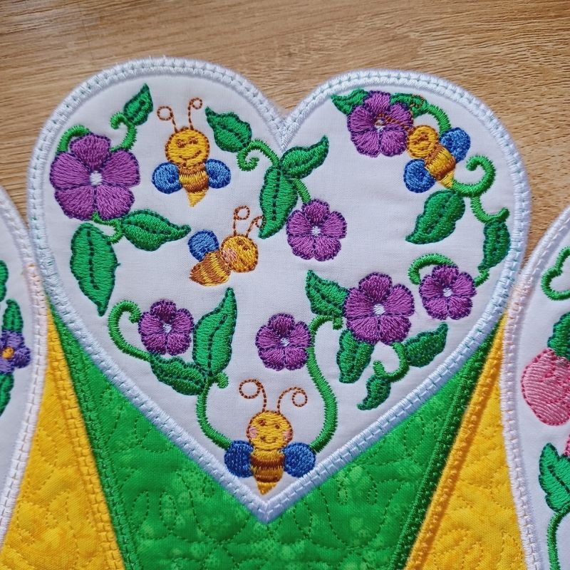 EWV310 Happy Bees Table Topper