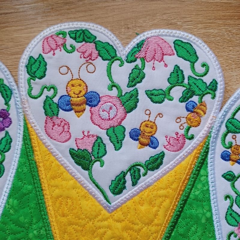 EWV310 Happy Bees Table Topper