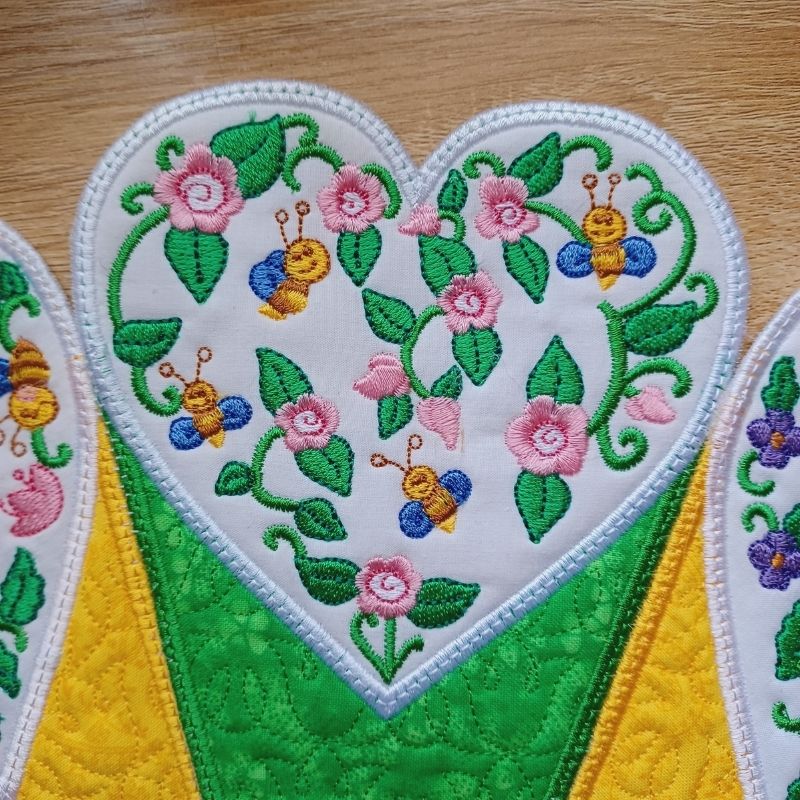 EWV310 Happy Bees Table Topper