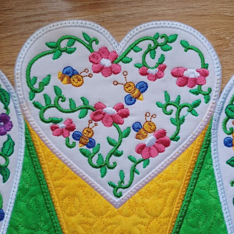 EWV310 Happy Bees Table Topper