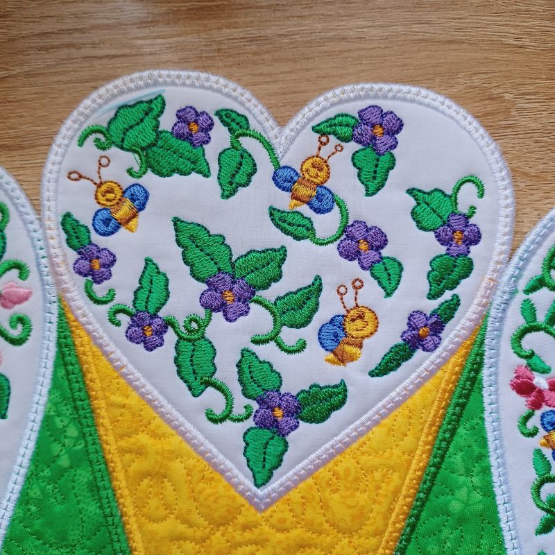EWV310 Happy Bees Table Topper
