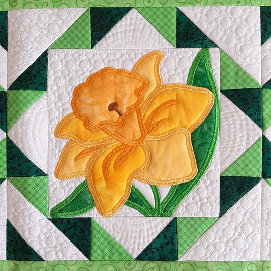 EW252  Quilted Daffodil Table Runner
