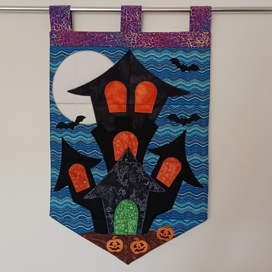 EW284  Quilted Haunted House Hanger