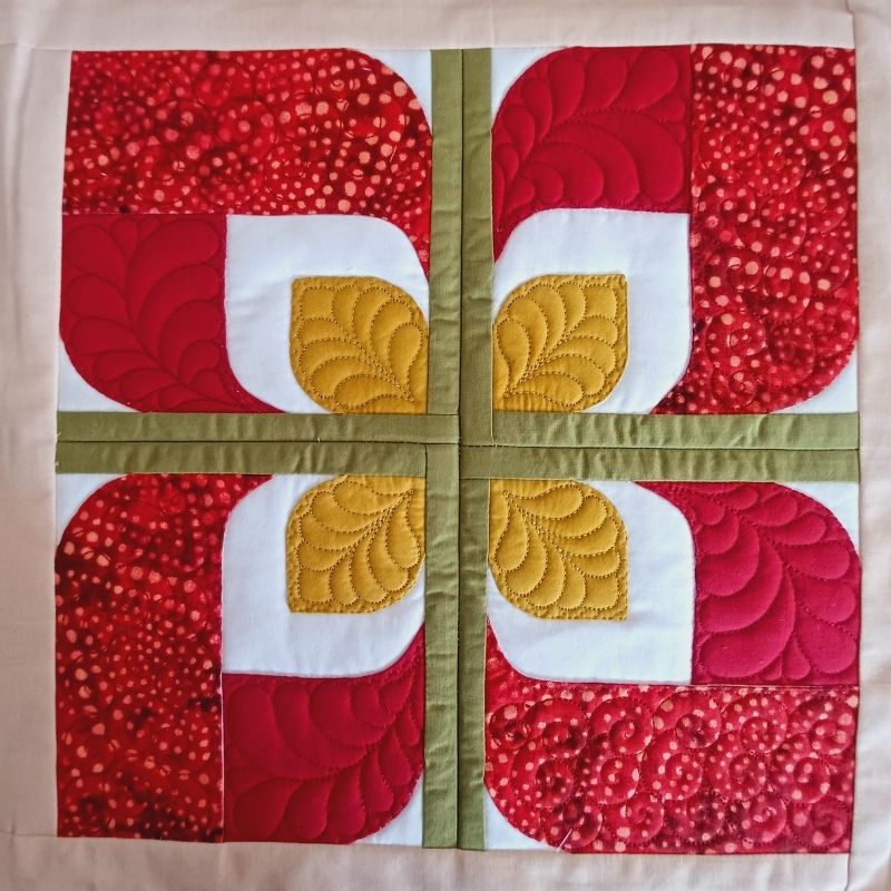 EW446 - Quilted Flower Table Runner