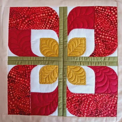 EW446 - Quilted Flower Table Runner