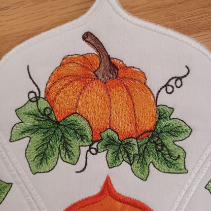 EW451 - Autumn Pumpkin Table Topper