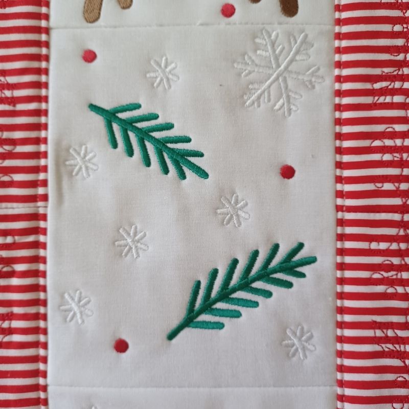 EW469 - ITH Reindeer Table Runner