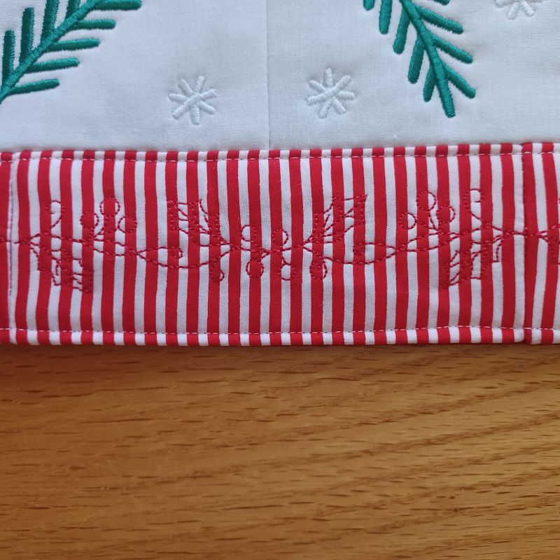 EW469 - ITH Reindeer Table Runner