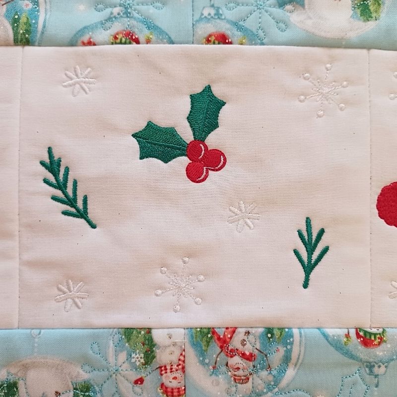 EW471 - ITH Snowman Table Runner
