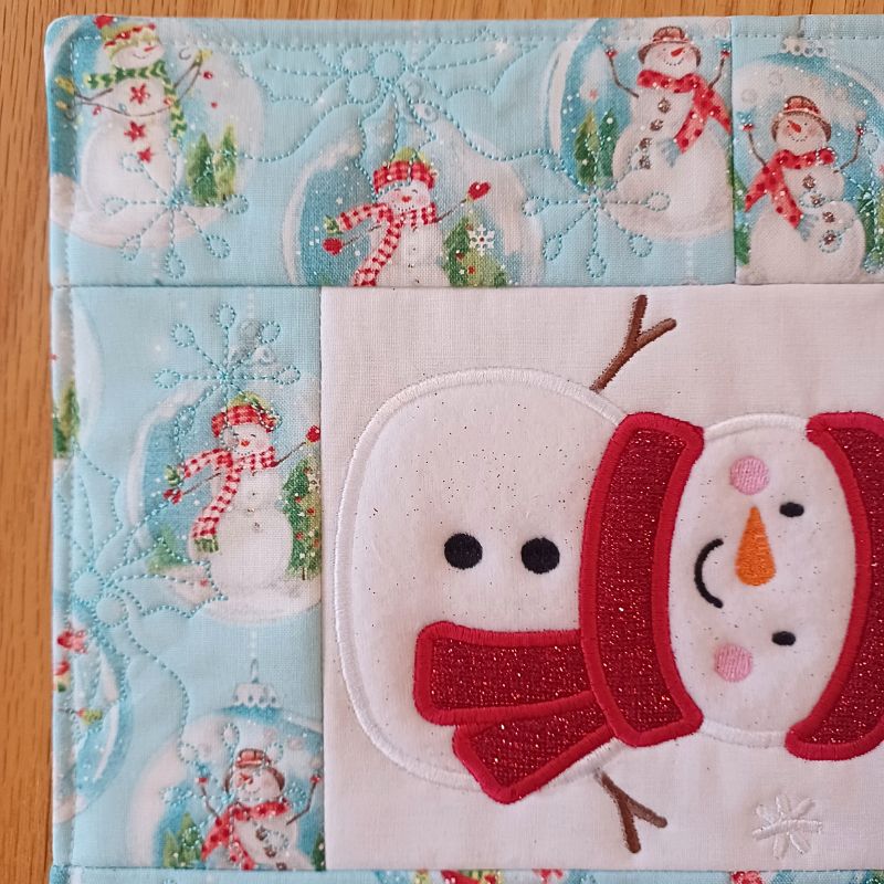 EW471 - ITH Snowman Table Runner