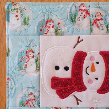 EW471 - ITH Snowman Table Runner