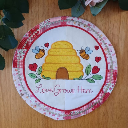 EW477 - Love Grows Here Table Topper
