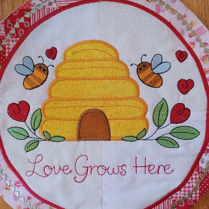 EW477 - Love Grows Here Table Topper
