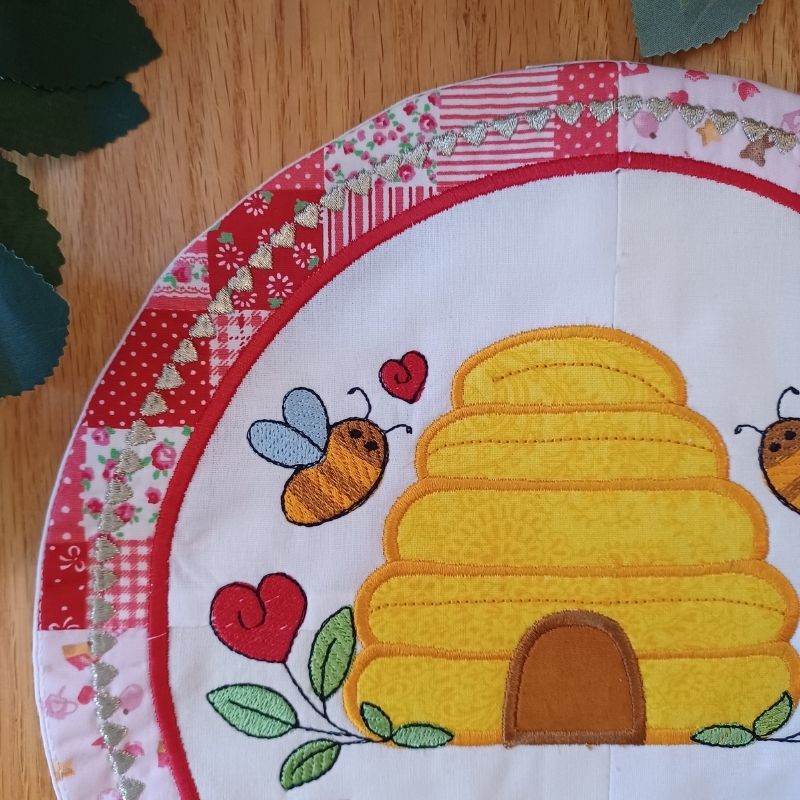 EW477 - Love Grows Here Table Topper