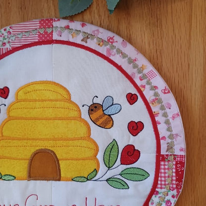 EW477 - Love Grows Here Table Topper