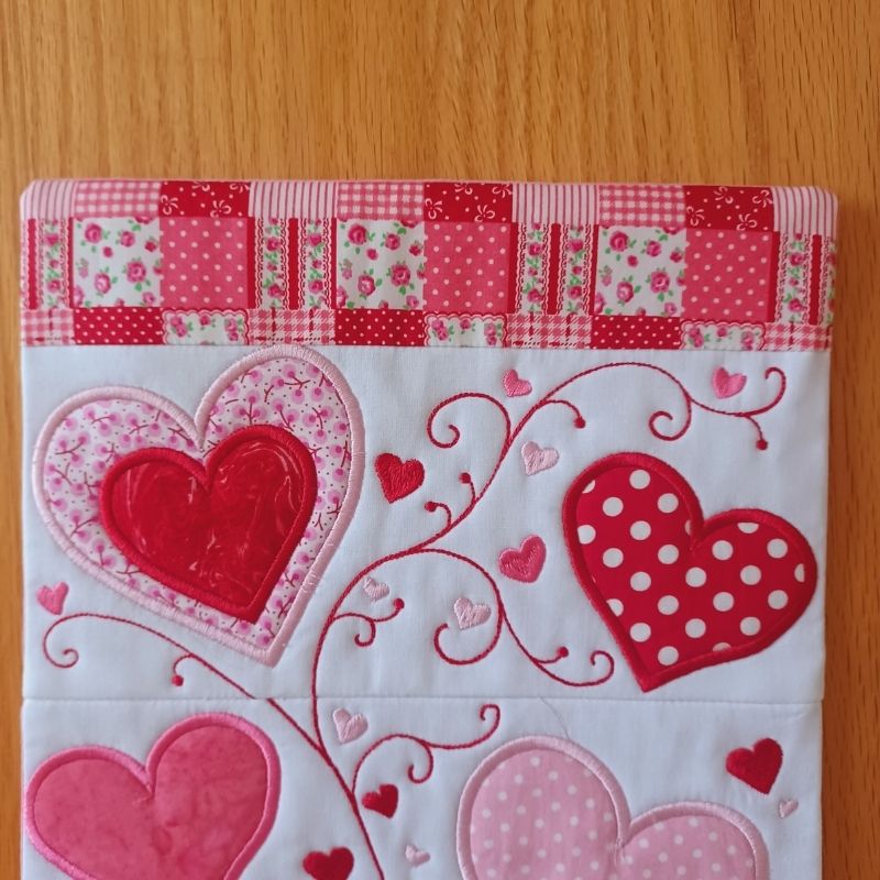 EW480 - Hearts Table Runner