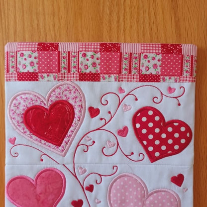 EW480 - Hearts Table Runner