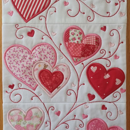 EW480 - Hearts Table Runner