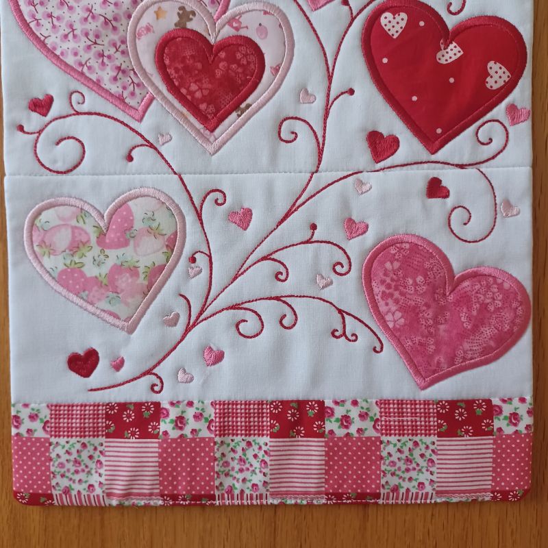 EW480 - Hearts Table Runner