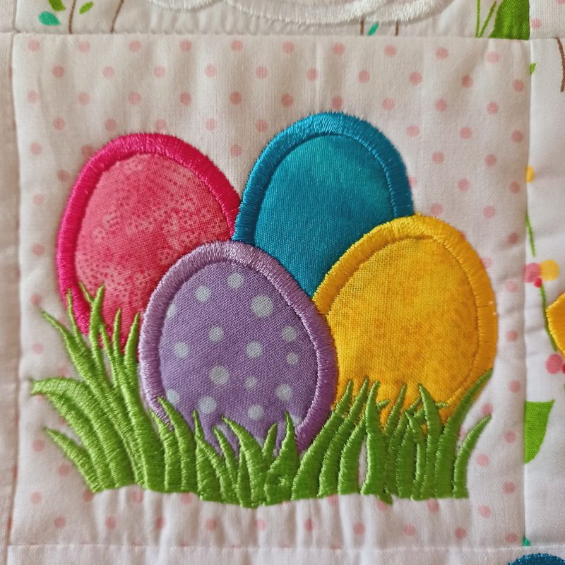 EW485 - ITH House Mini Quilt Collectable - April