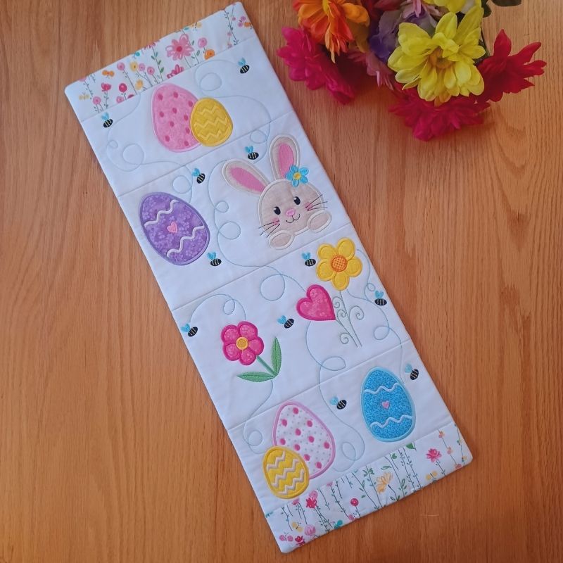 EW487 - Easter Table Runner