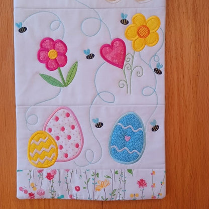 EW487 - Easter Table Runner
