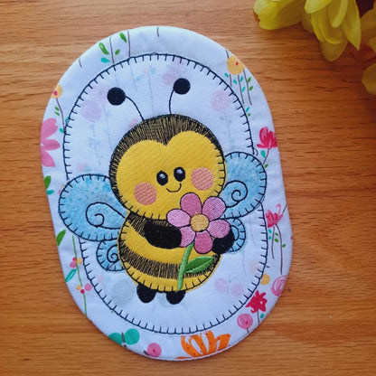 EW514 - ITH Bee Applique Mug Rugs