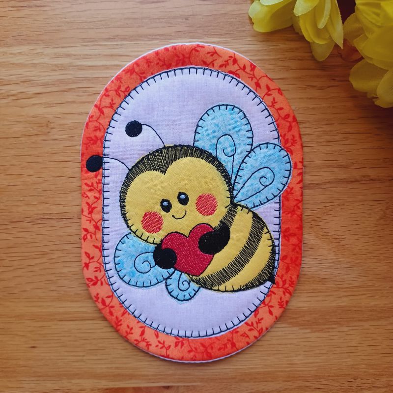 EW514 - ITH Bee Applique Mug Rugs