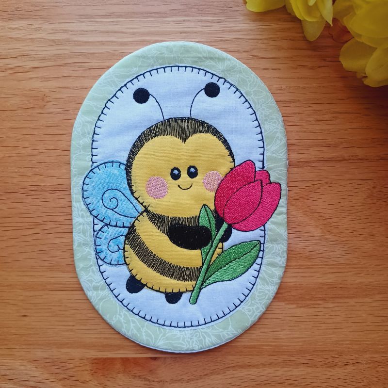 EW514 - ITH Bee Applique Mug Rugs