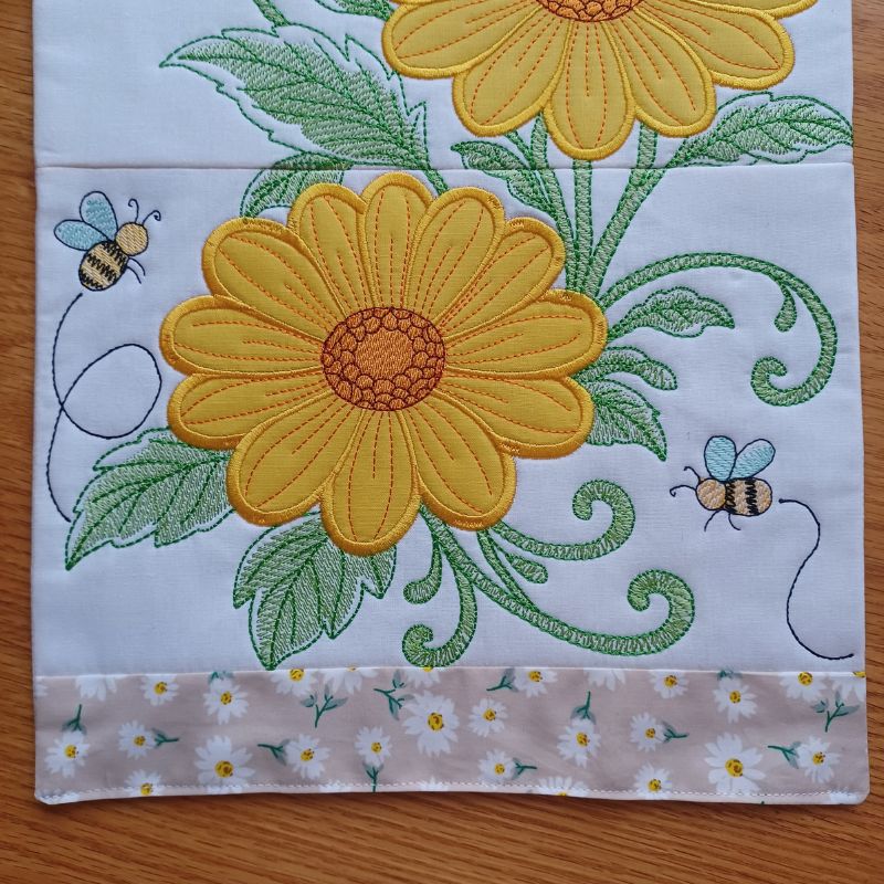 EW515 - ITH Daisy App Table Runner