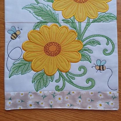 EW515 - ITH Daisy App Table Runner