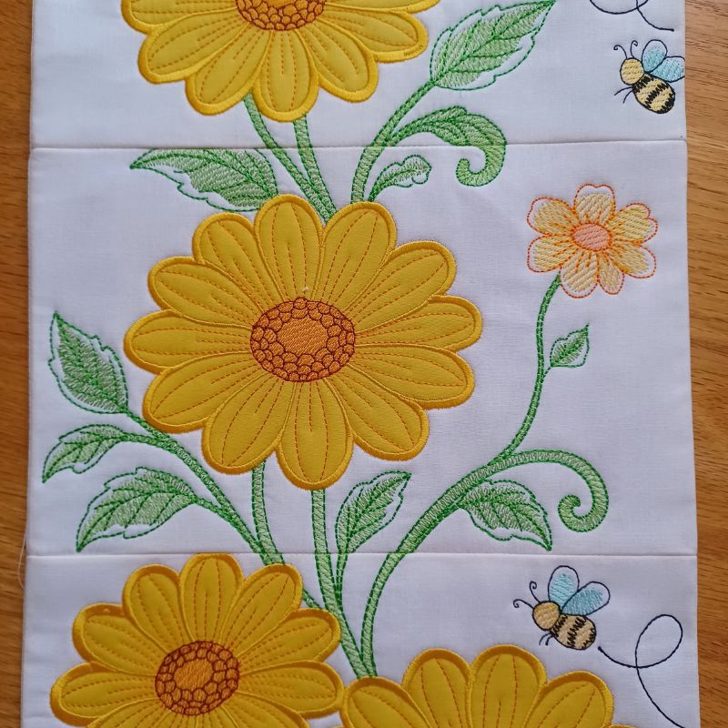 EW515 - ITH Daisy App Table Runner