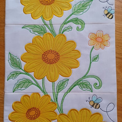 EW515 - ITH Daisy App Table Runner