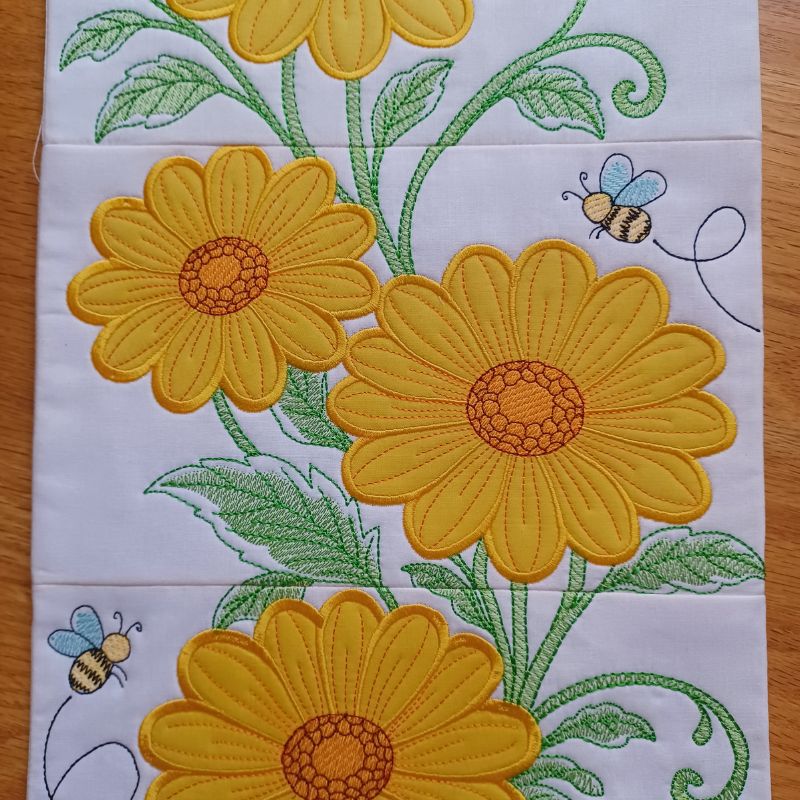 EW515 - ITH Daisy App Table Runner