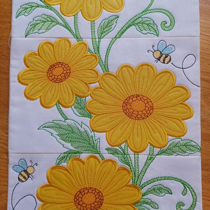 EW515 - ITH Daisy App Table Runner