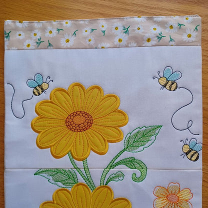 EW515 - ITH Daisy App Table Runner